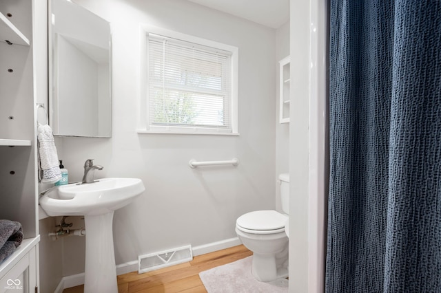 9104 W Lone Beech Dr, Muncie, IN 47304 - full bath featuring toilet, wood finished floors, baseboards, and a shower with curtain