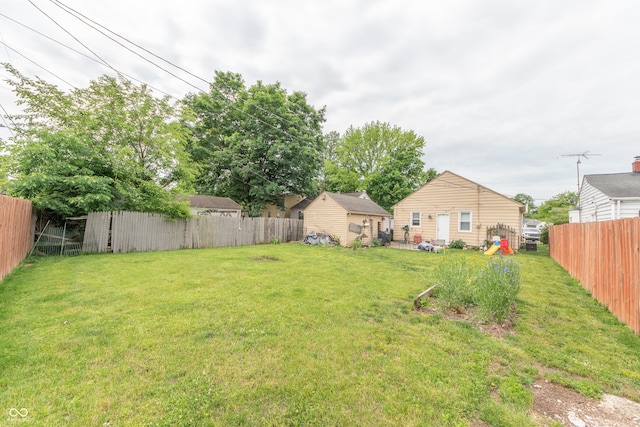 1913 Pennsylvania St, Columbus, IN 47201 - view of yard
