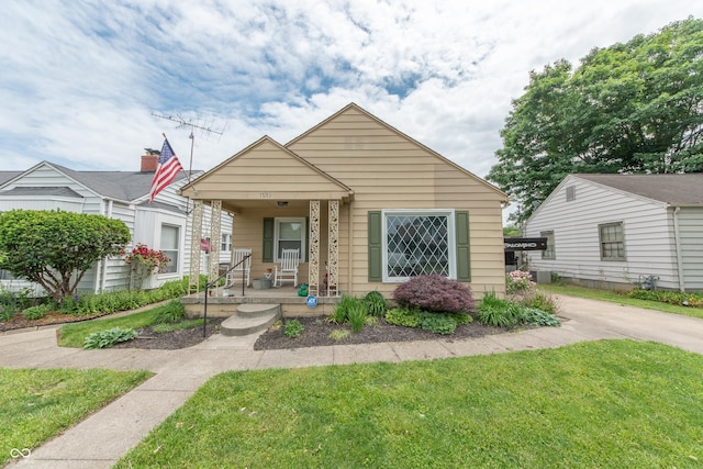 1913 Pennsylvania St, Columbus, IN 47201 - bungalow-style home with a porch and a front lawn