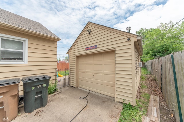 1913 Pennsylvania St, Columbus, IN 47201 - detached garage featuring driveway