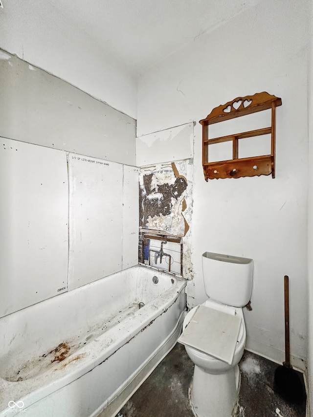 2006 N Olney St, Indianapolis, IN 46218 - bathroom featuring toilet, a bathtub, and concrete flooring