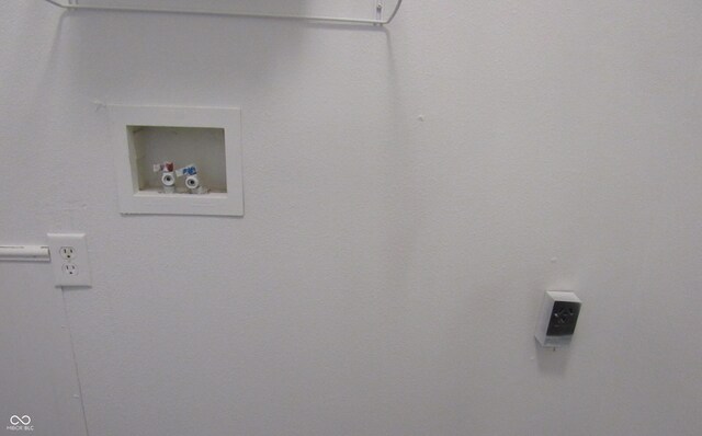 3908 Roundwood Dr, Indianapolis, IN 46235 - view of laundry room