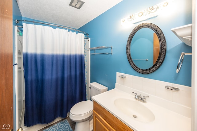 1602 Queensbridge Sq Unit 7, Indianapolis, IN 46219 - bathroom featuring toilet, vanity, and curtained shower