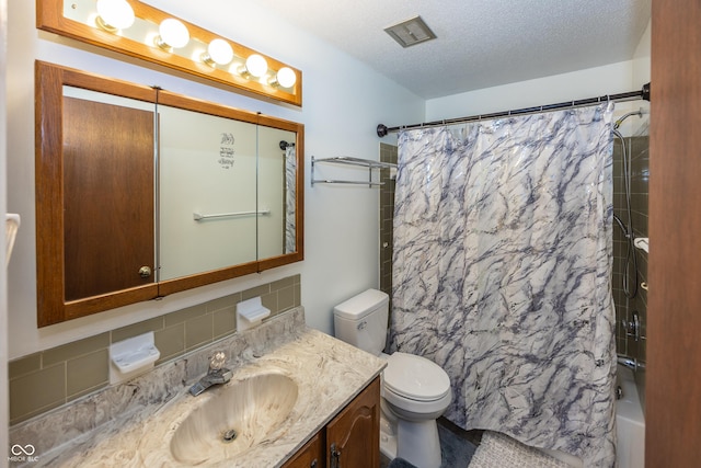 1602 Queensbridge Sq Unit 7, Indianapolis, IN 46219 - bathroom with vanity, toilet, decorative backsplash, shower / tub combo with curtain, and a textured ceiling