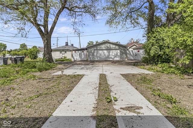 418 Harlan St, Indianapolis, IN 46201 - ranch-style home featuring driveway and a detached garage