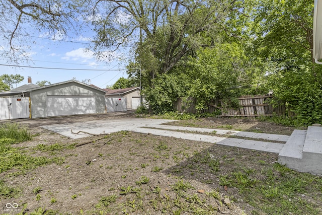 418 Harlan St, Indianapolis, IN 46201 - view of yard featuring a garage