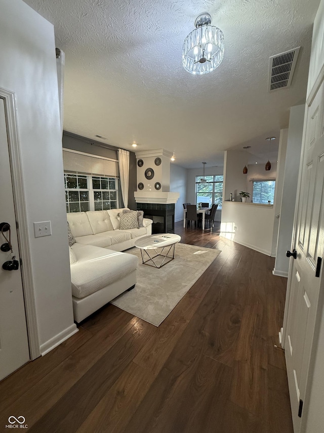 9535 Longwell Dr, Indianapolis, IN 46240 - living area featuring wood finished floors, a textured ceiling, a chandelier, and baseboards