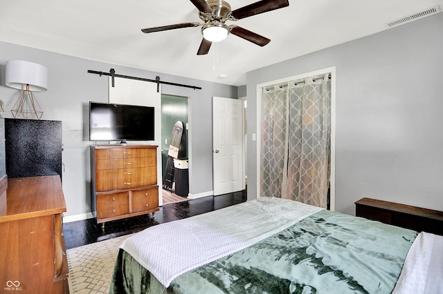 356 Daugherty St, Columbus, IN 47201 - bedroom featuring wood finished floors, baseboards, a barn door, and ceiling fan