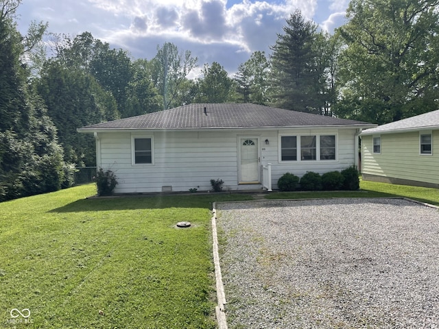 view of front of property featuring a front yard