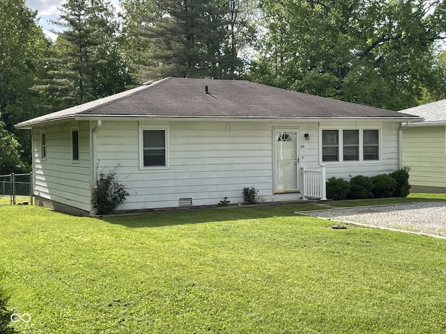 view of front of property featuring a shingled roof
