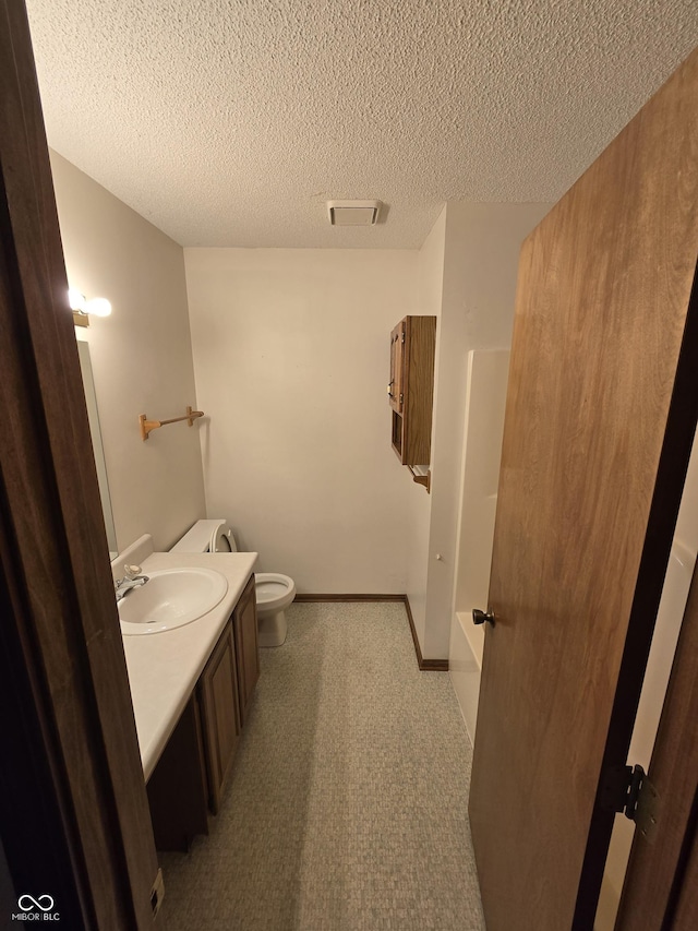 1805 River Run Trl, Fort Wayne, IN 46825 - bathroom with toilet, vanity, a tub to relax in, and a textured ceiling