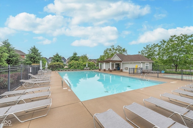 16071 Prince Ct, Noblesville, IN 46062 - community pool with a patio