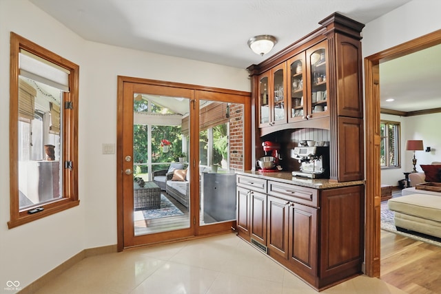 12335 Old Stone Dr, Indianapolis, IN 46236 - bar area with baseboards