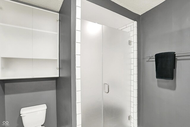 514 Dorman St, Indianapolis, IN 46202 - full bathroom featuring a shower stall, toilet, and a textured ceiling