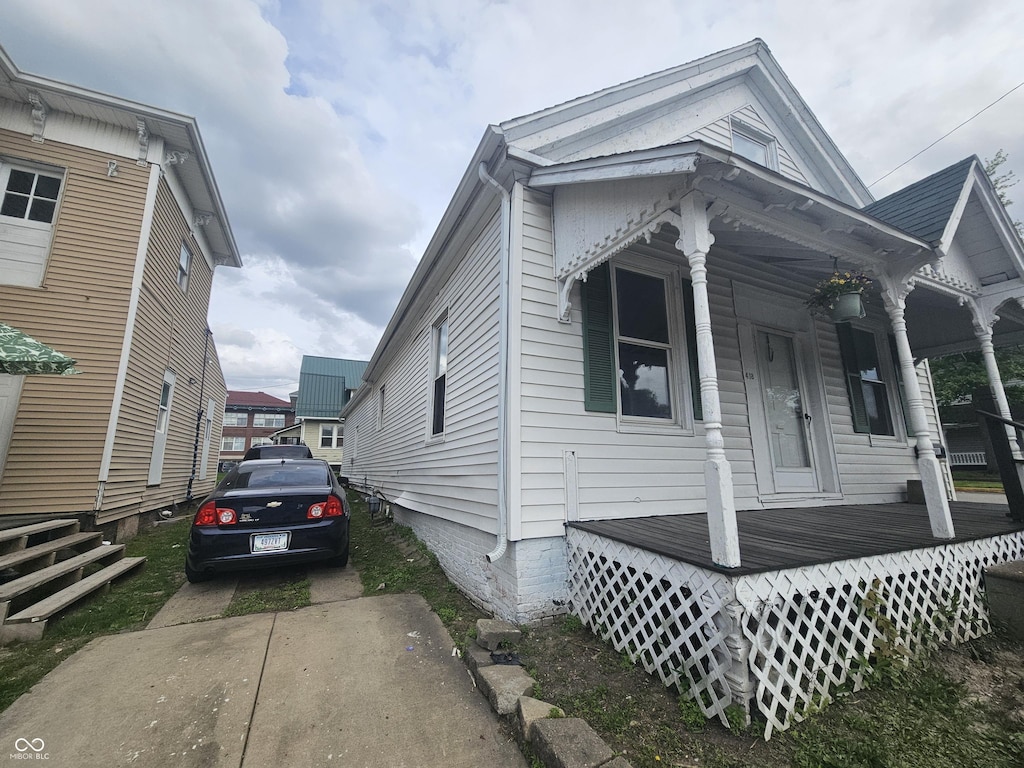 418 S Washington St, Crawfordsville, IN 47933 - view of property exterior with a porch