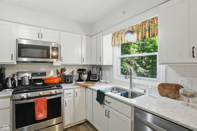 1712 S Flatrock River Rd, Rushville, IN 46173 - kitchen featuring stainless steel appliances, a sink, backsplash, and white cabinetry