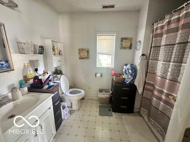 162 N Gladstone Ave, Columbus, IN 47201 - full bathroom featuring tile patterned floors, toilet, vanity, and a shower with shower curtain