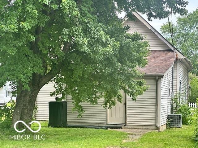 162 N Gladstone Ave, Columbus, IN 47201 - back of house featuring central air condition unit and a yard
