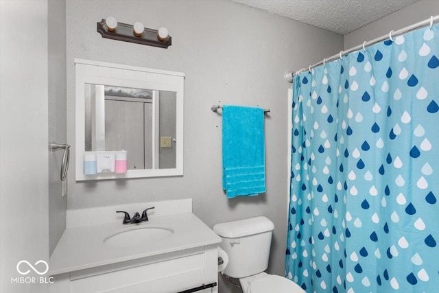 8446 S Paddleboat Ln, Pendleton, IN 46064 - bathroom with toilet, a textured ceiling, vanity, and a shower with curtain