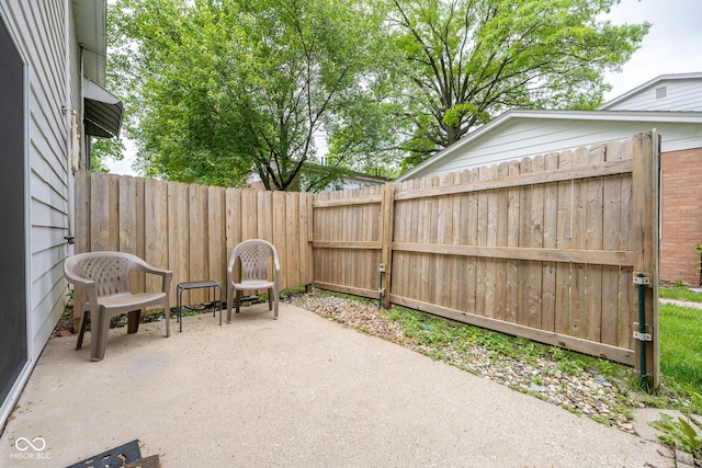6 Heritage Dr, Terre Haute, IN 47803 - fenced backyard with a patio area