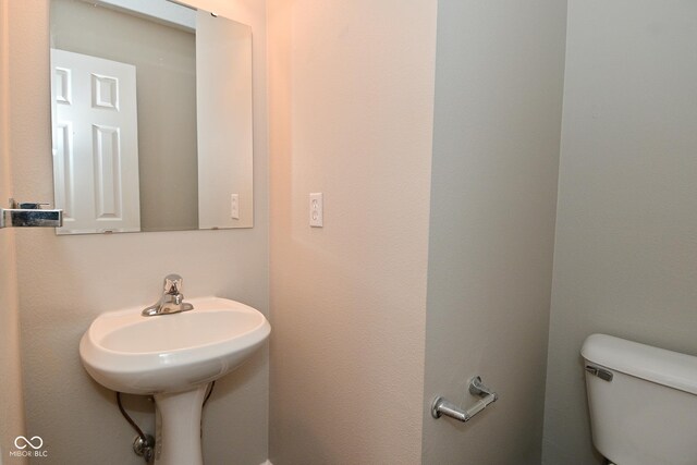 9206 Huntleigh Cir, Plainfield, IN 46168 - bathroom featuring toilet
