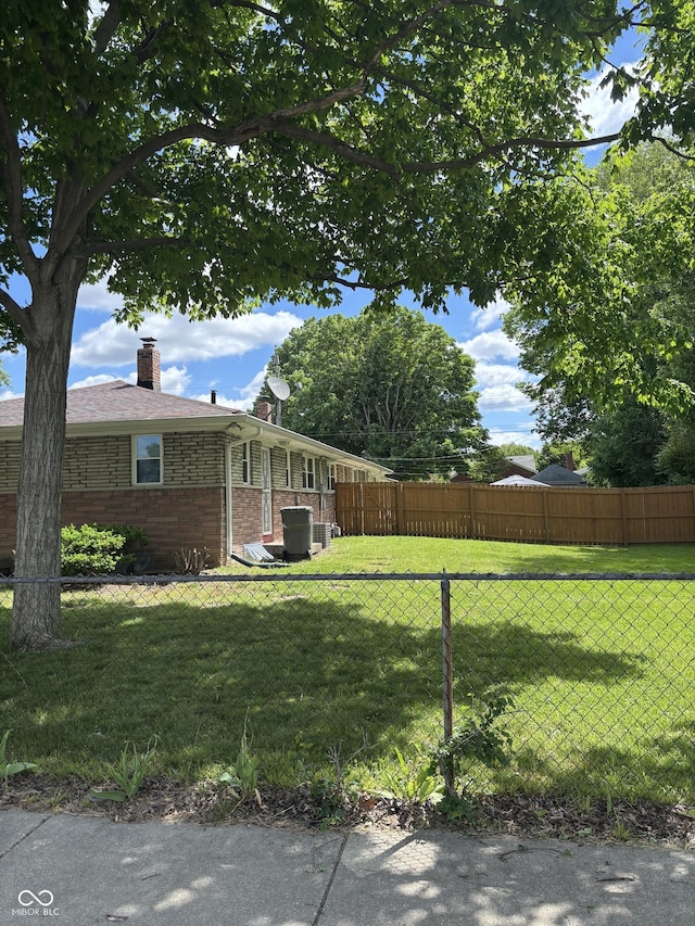 3031 W 18th St, Indianapolis, IN 46222 - view of yard