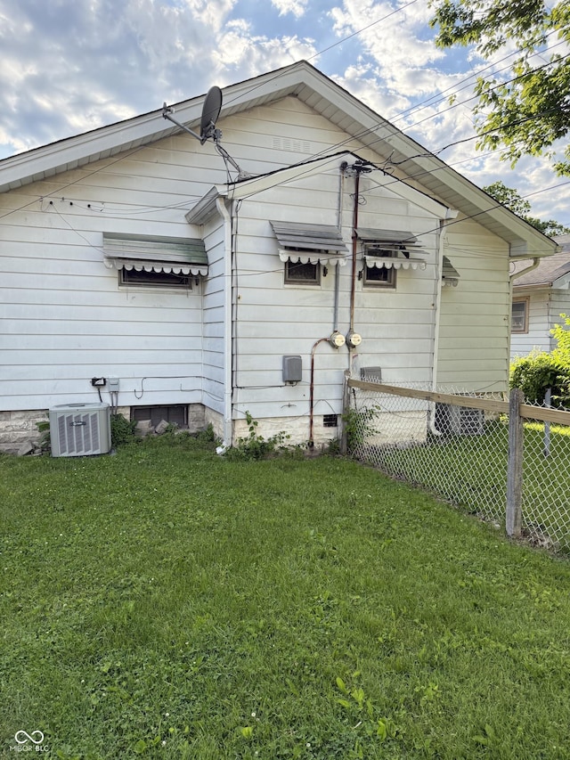 701 N Gladstone Ave, Indianapolis, IN 46201 - view of side of property featuring central AC unit