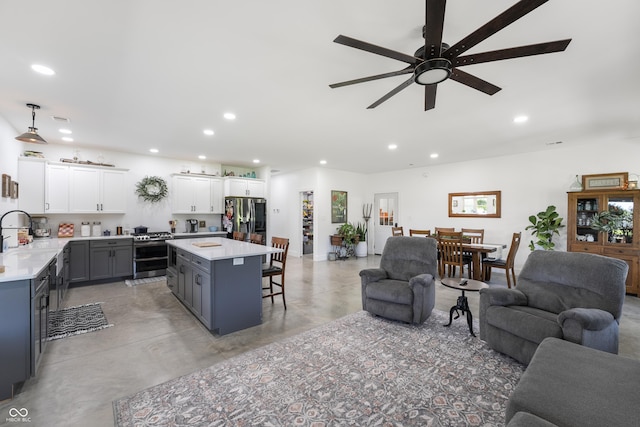 10104 E 850 S, Elizabethtown, IN 47232 - kitchen featuring open floor plan, stainless steel appliances, a breakfast bar, recessed lighting, and light countertops