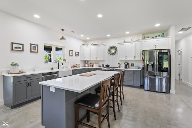 10104 E 850 S, Elizabethtown, IN 47232 - kitchen featuring appliances with stainless steel finishes, gray cabinets, a sink, a kitchen bar, and recessed lighting