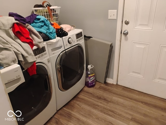 639 N Hamilton Ave, Indianapolis, IN 46201 - laundry area with washing machine and dryer and wood finished floors