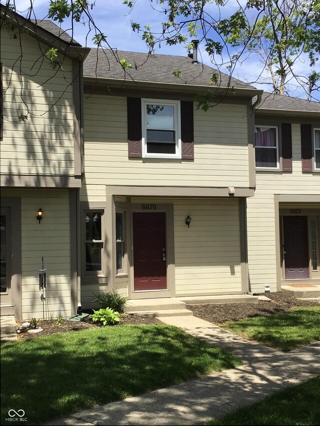 6070 Southbay Dr, Indianapolis, IN 46250 - back of property featuring a lawn and roof with shingles