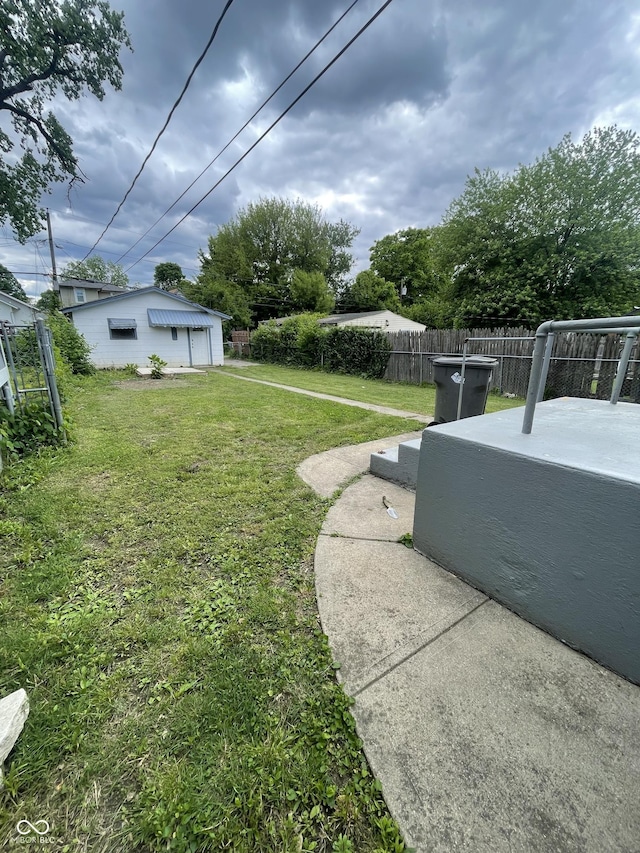 1021 W 37th St, Indianapolis, IN 46208 - view of yard