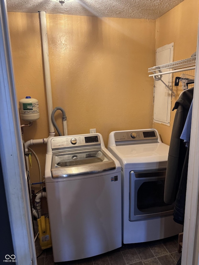 2208 S F St, Elwood, IN 46036 - laundry room featuring separate washer and dryer and a textured ceiling