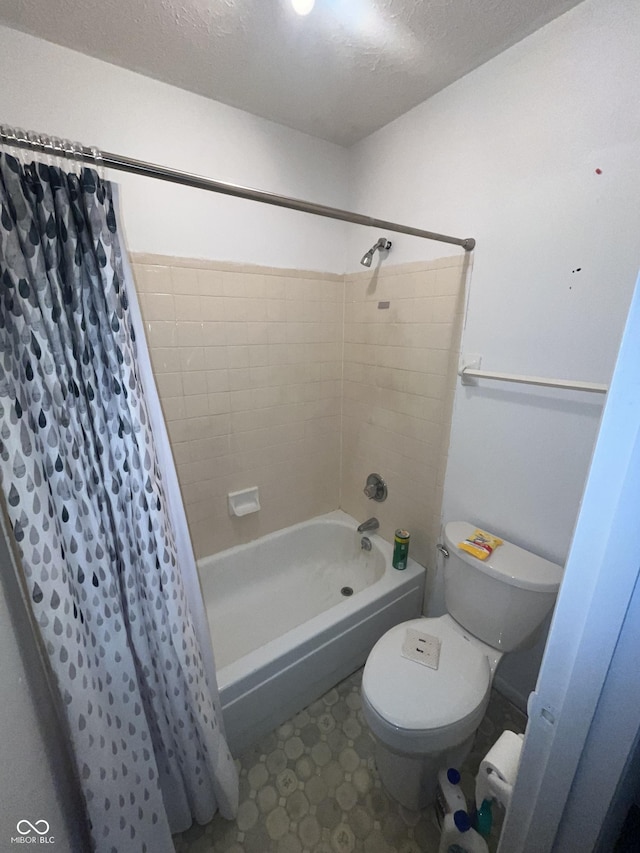5711 Bradston Way, Indianapolis, IN 46237 - full bathroom featuring shower / bath combo with shower curtain, toilet, and a textured ceiling