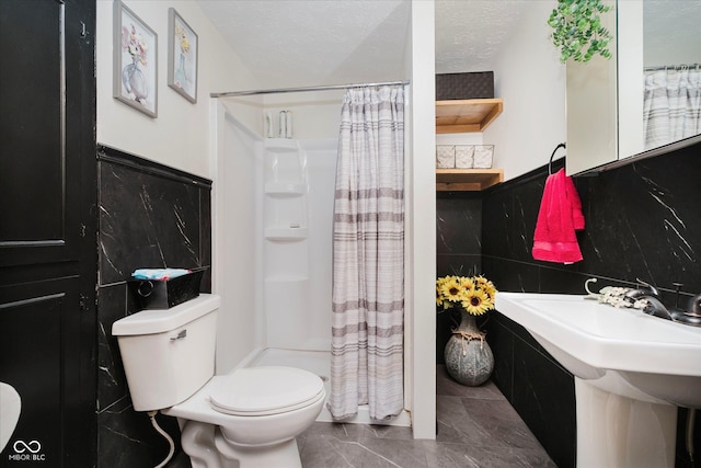 1254 N State Road 39, Frankfort, IN 46041 - full bath featuring toilet, a shower with shower curtain, and a textured ceiling