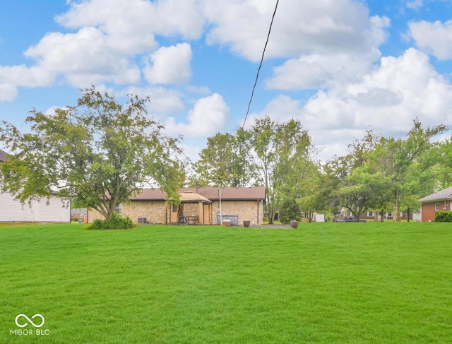 8102 Sycamore Springs Trl, Indianapolis, IN 46239 - view of grassy yard with a gazebo