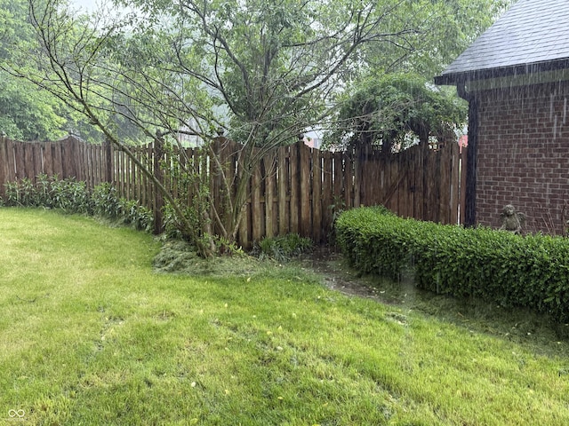 6609 N Tuxedo Ln, Indianapolis, IN 46220 - view of yard