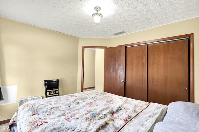 926 Brookside Ln, Plainfield, IN 46168 - bedroom featuring a closet and a textured ceiling