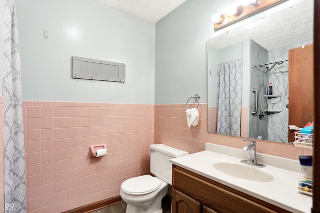 926 Brookside Ln, Plainfield, IN 46168 - bathroom with tile walls, a textured ceiling, toilet, vanity, and curtained shower