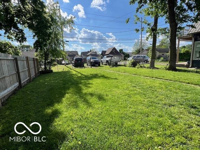 1304 Franklin St, Columbus, IN 47201 - view of yard featuring a residential view