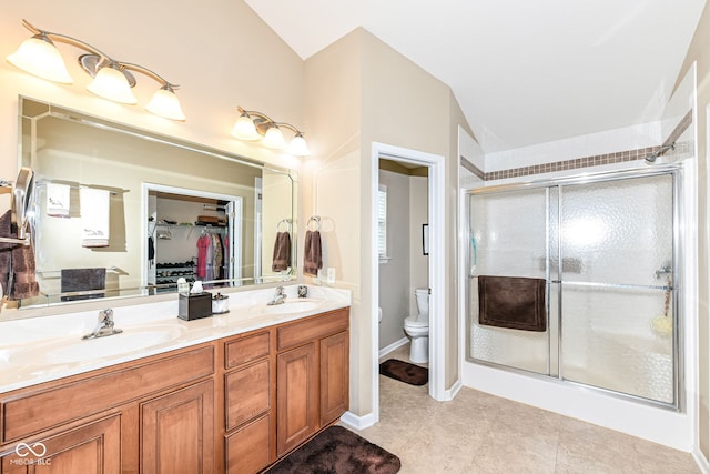 11692 Seven Oaks Dr, Fishers, IN 46038 - full bath with double vanity, a walk in closet, a stall shower, toilet, and lofted ceiling