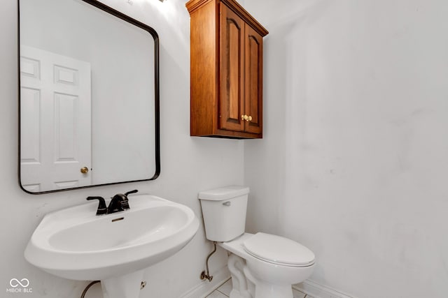 6610 Royal Oakland Dr, Indianapolis, IN 46236 - half bath featuring baseboards, toilet, and a sink