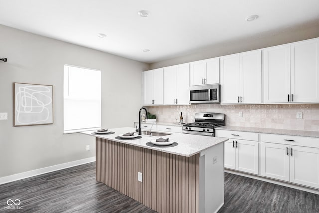 11588 Brooks Farm Blvd, Noblesville, IN 46060 - kitchen with appliances with stainless steel finishes, an island with sink, dark wood-style flooring, and backsplash
