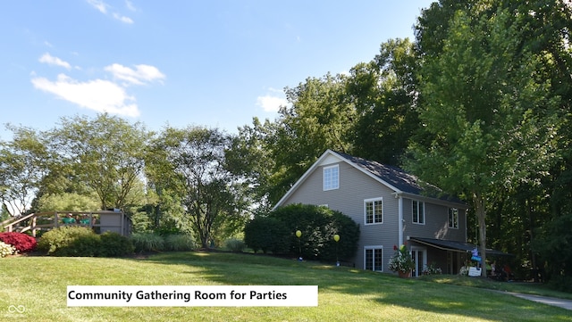6110 Pelican Ln, Columbus, IN 47201 - view of side of property with a lawn