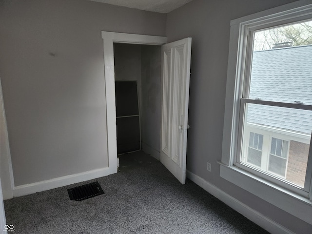 323-325 N Gladstone Ave, Indianapolis, IN 46201 - unfurnished room with dark colored carpet and baseboards