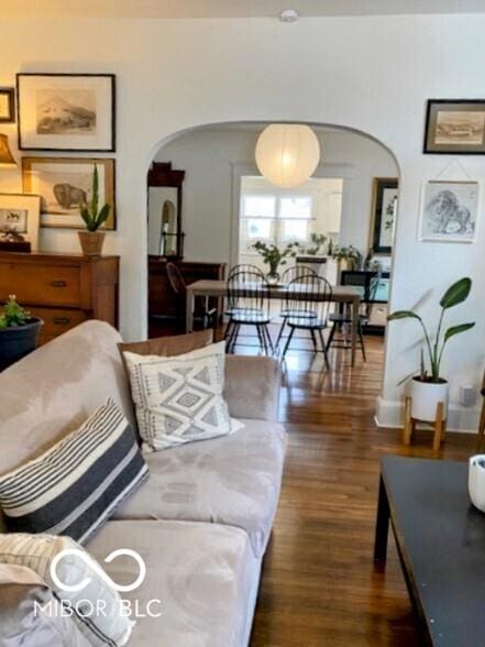 1311 N Oakland Ave, Indianapolis, IN 46201 - living area with arched walkways and wood finished floors