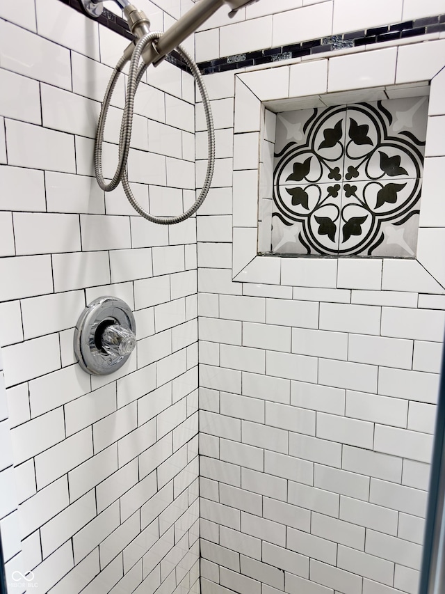 5130 Navajo Ct, Columbus, IN 47203 - full bathroom featuring tiled shower