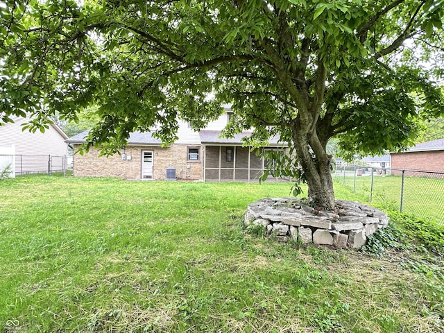 5130 Navajo Ct, Columbus, IN 47203 - view of yard with a sunroom and cooling unit