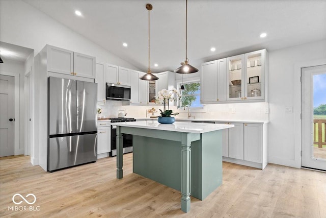 9605 W 100 S, Jamestown, IN 46147 - kitchen with stainless steel appliances, a sink, decorative backsplash, light countertops, and a center island