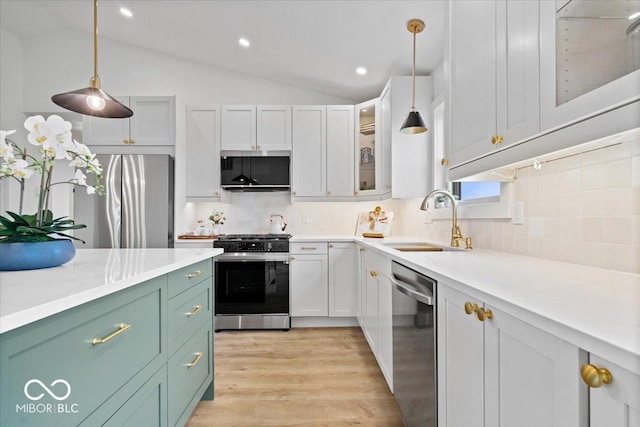 9605 W 100 S, Jamestown, IN 46147 - kitchen featuring stainless steel appliances, a sink, light wood-style flooring, light countertops, and backsplash